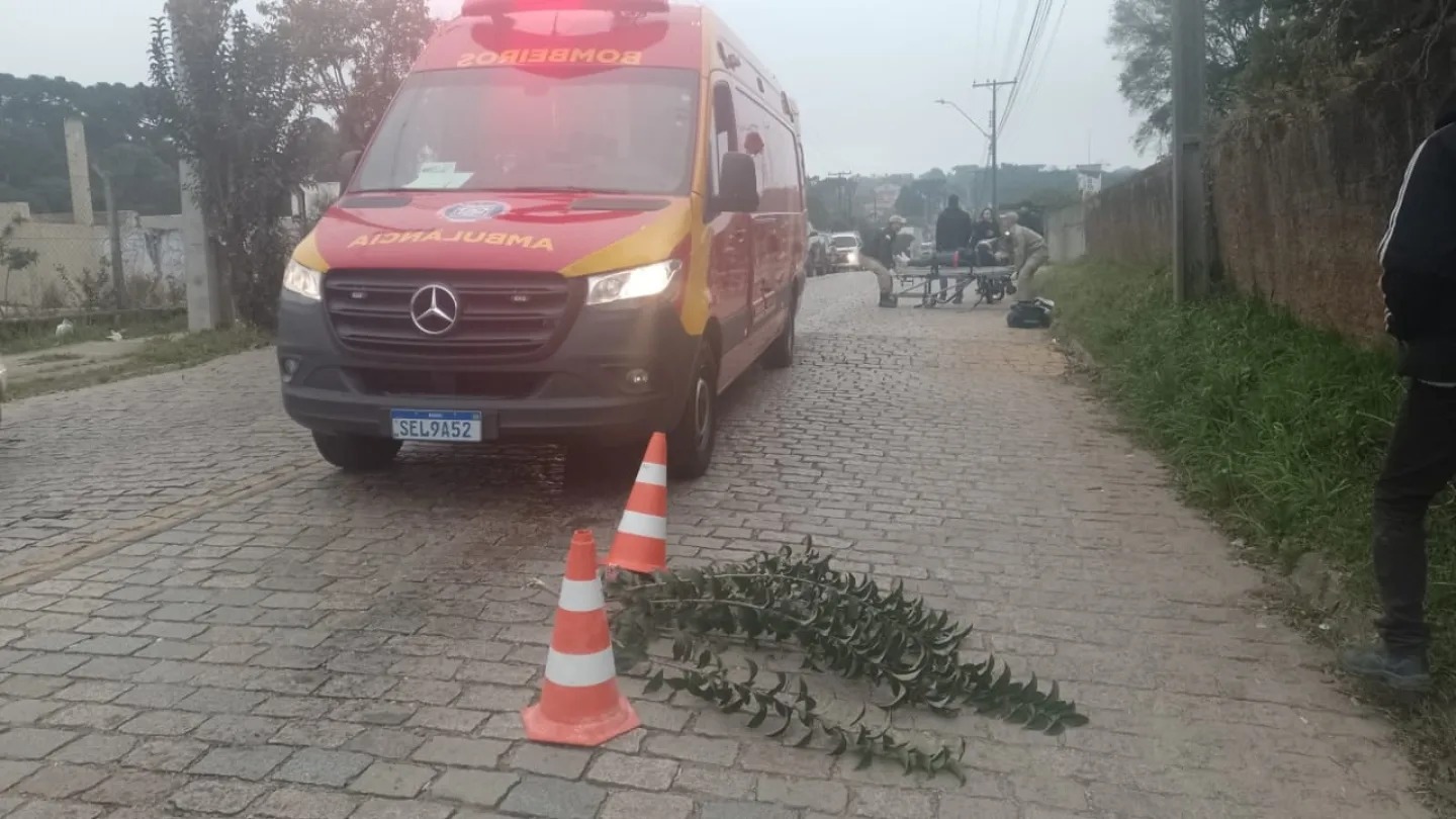 Motociclista socorrida após queda causada por óleo na via em Botiatuva