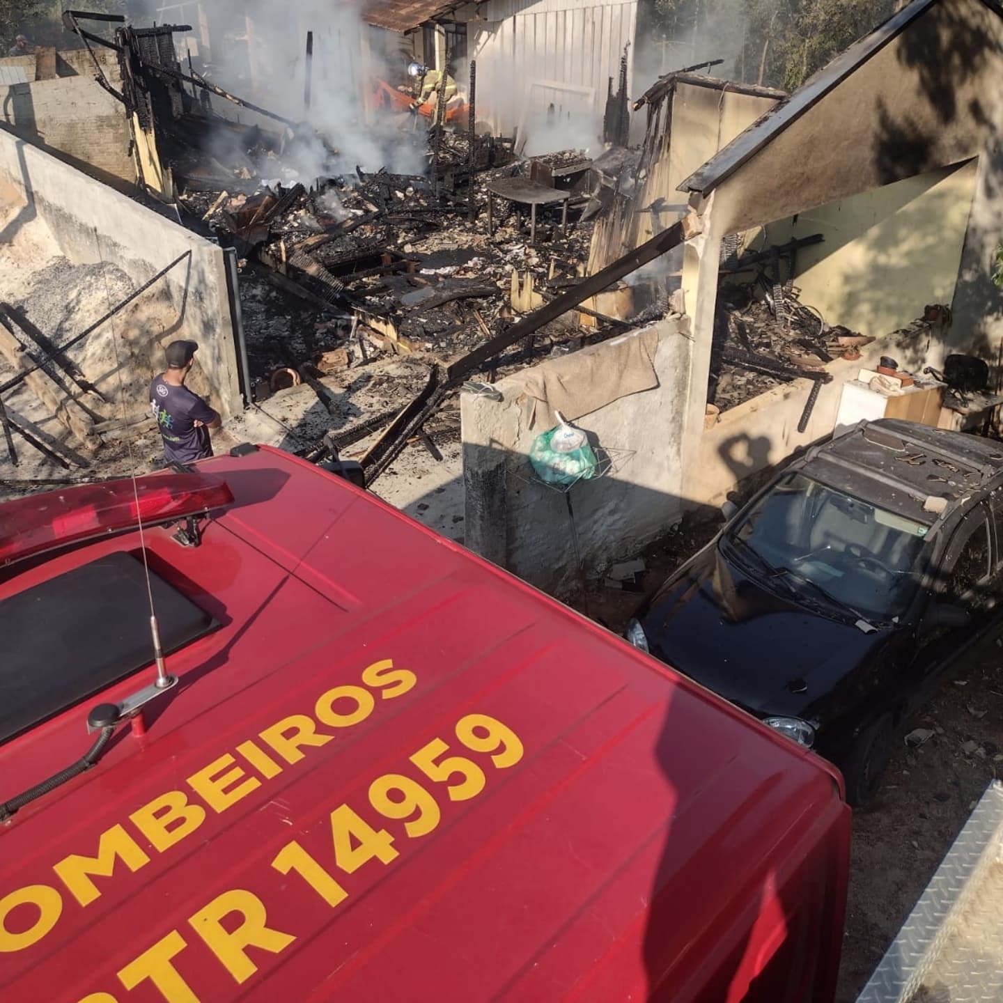 Incêndio destrói residência e deixa família desabrigada no bairro Santa Terezinha