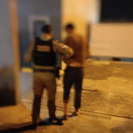 Homem preso por tráfico de drogas resiste à prisão e danifica viatura da PM em Campo Largo