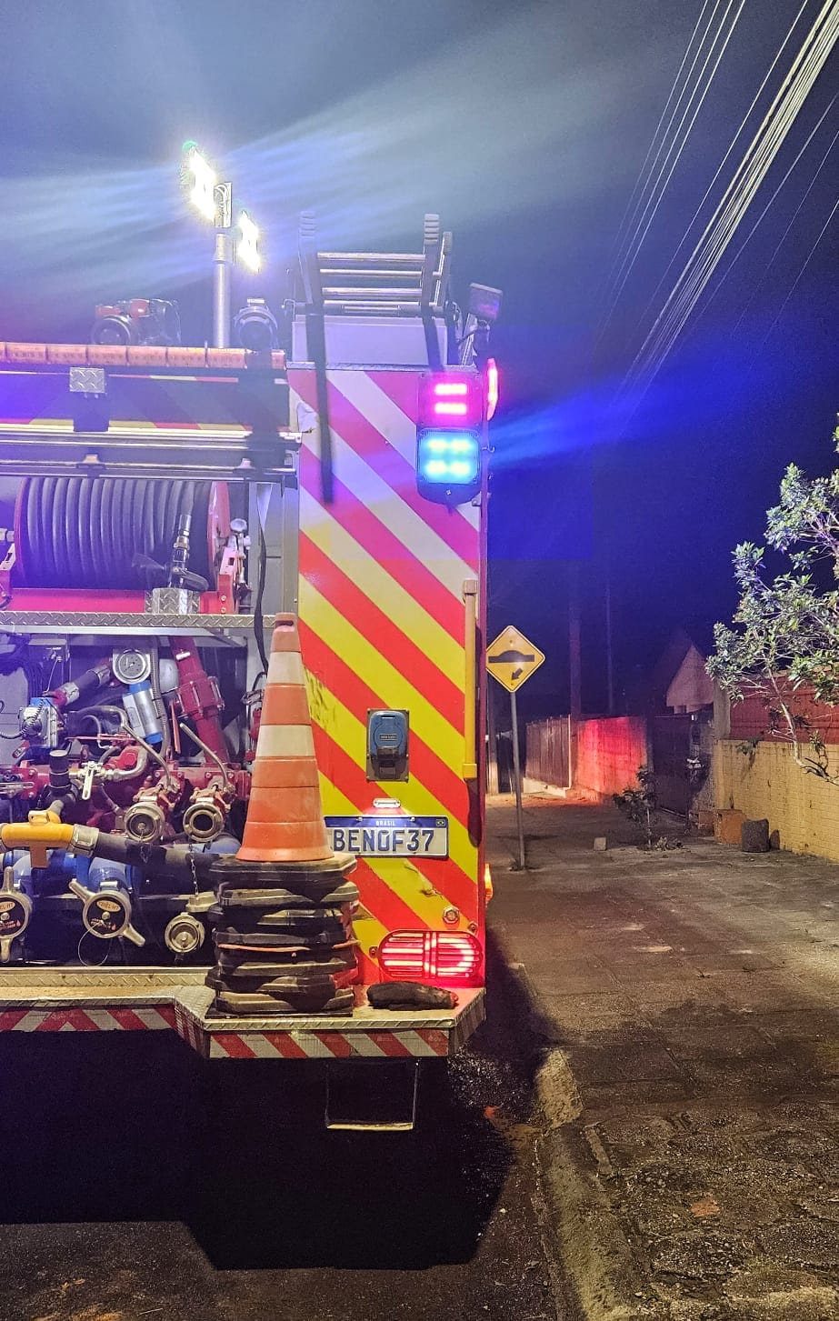 Corpo de Bombeiros resgata idosa em incêndio residencial no bairro Vila Nova, em Campo Largo