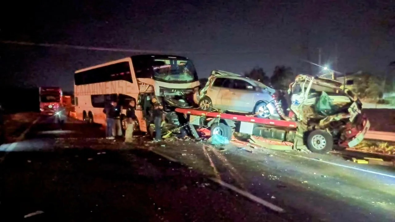 Engavetamento no km 120 da BR-277 em Campo Largo deixa um morto e dois feridos